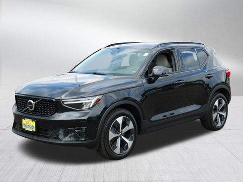 Used 2023 Volvo XC40 B5 Plus w/ Driver Assist Package AWD/4WD image 3