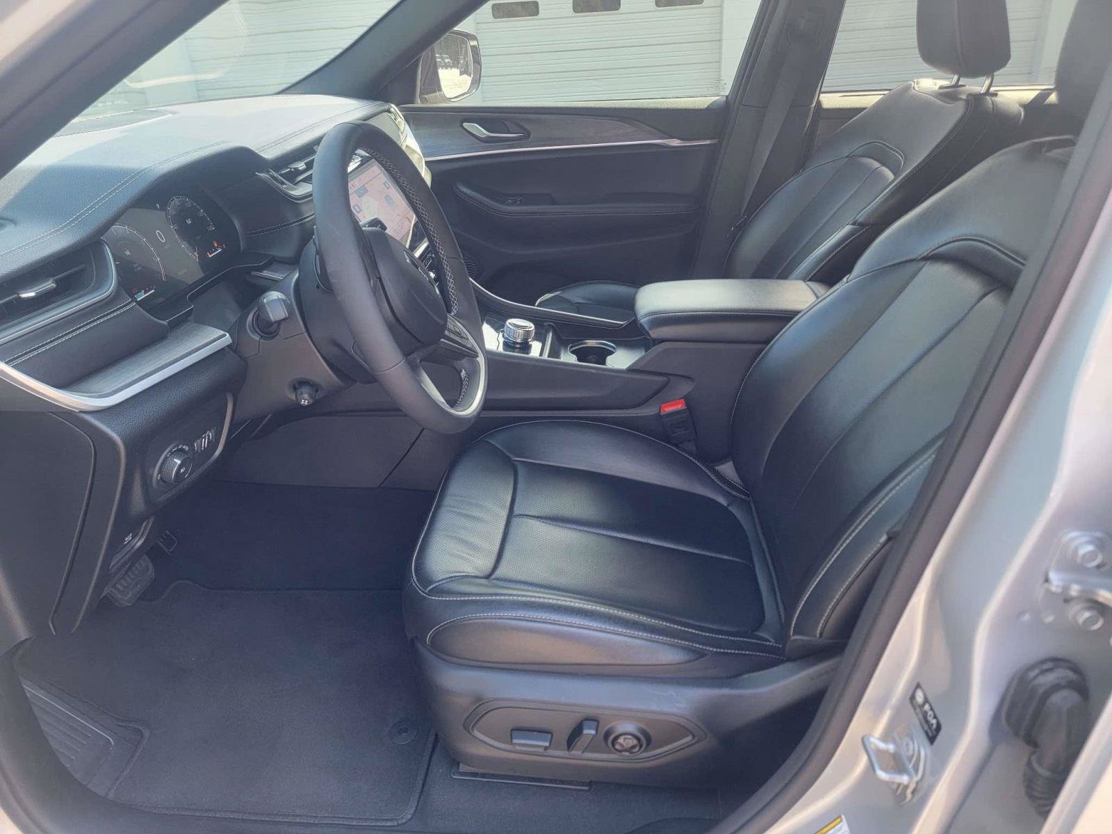 Certified 2025 Jeep Grand Cherokee Limited w/ Luxury Tech Group II RWD image 12