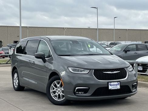 Used 2023 Chrysler Pacifica Touring-L FWD image 2