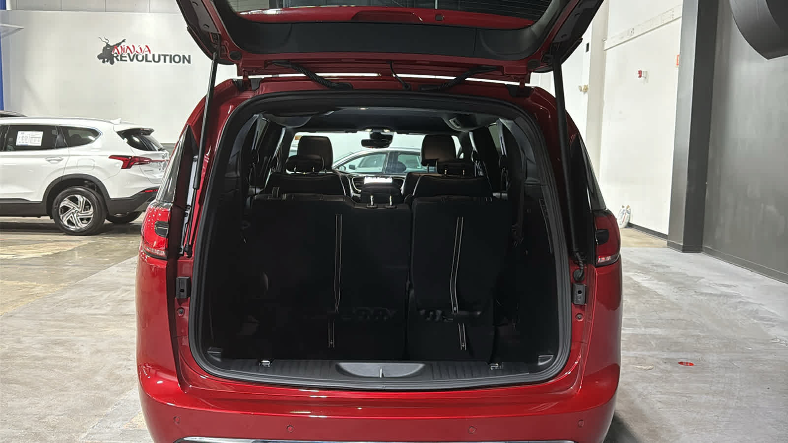 Used 2025 Chrysler Pacifica Select FWD image 29
