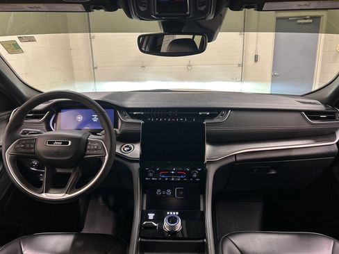 Used 2024 Jeep Grand Cherokee Limited w/ Black Appearance Package image 18