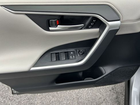 Used 2019 Toyota RAV4 Limited image 15