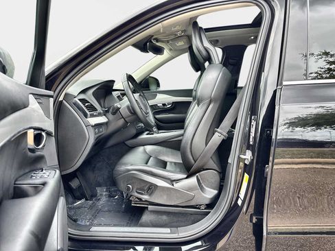 Used 2021 Volvo XC90 T5 Momentum w/ Protection Package Premier FWD image 2