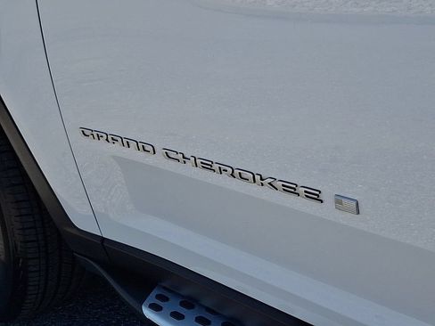 Used 2025 Jeep Grand Cherokee Limited AWD/4WD image 30