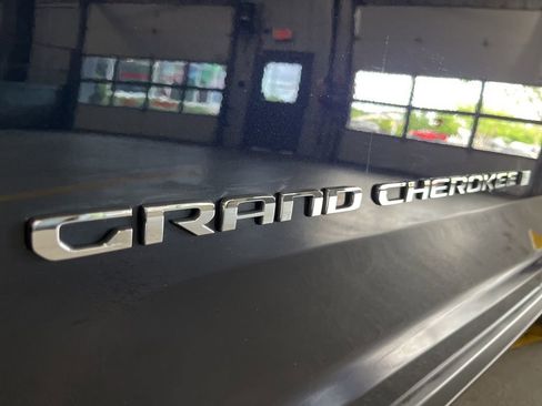 Used 2023 Jeep Grand Cherokee L Limited w/ Luxury Tech Group II AWD/4WD image 15