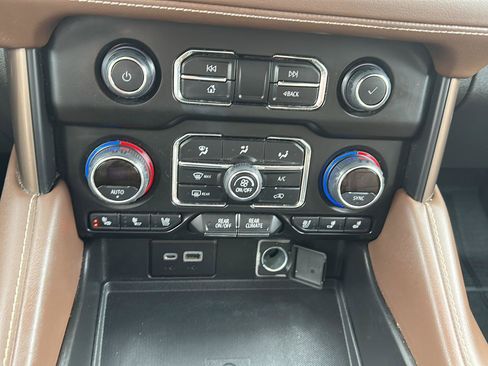 Used 2022 Chevrolet Suburban High Country image 40