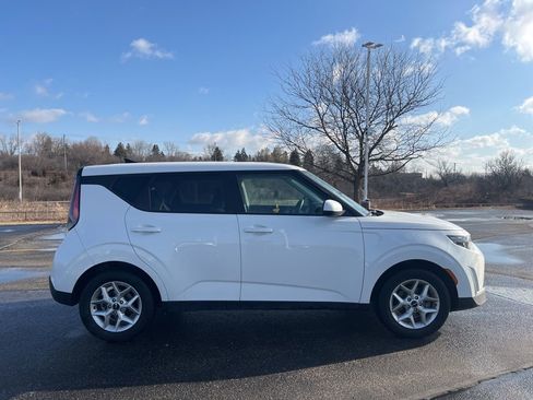 Used 2025 Kia Soul LX w/ LX Technology Package image 3