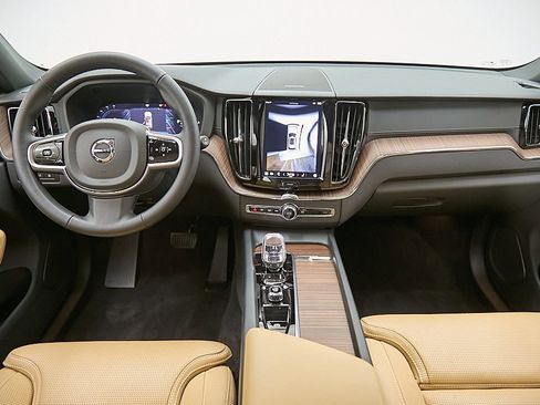 Certified 2025 Volvo XC60 T8 Ultra w/ Protection Package Premier image 25