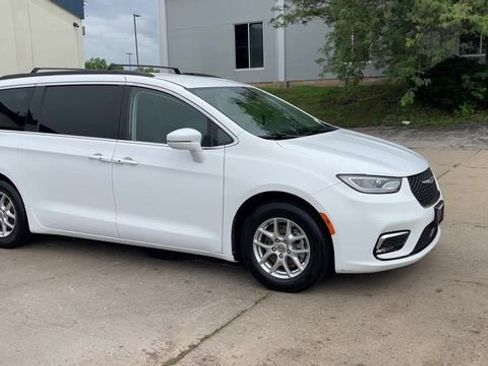 Used 2022 Chrysler Pacifica Touring-L FWD image 2