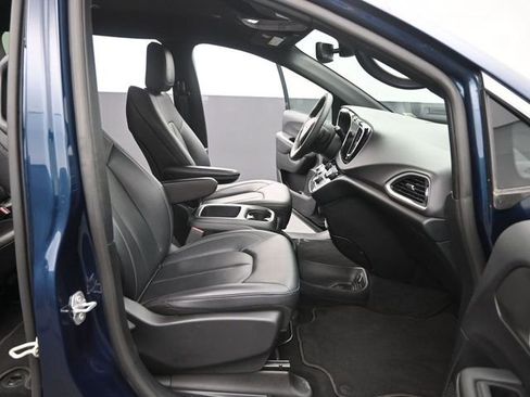 Used 2025 Chrysler Pacifica Select image 18