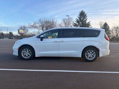 Certified 2023 Chrysler Pacifica Touring-L image 2
