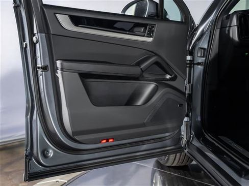 New 2026 Porsche Cayenne Coupe image 23