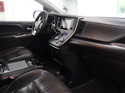 Used 2017 Toyota Sienna SE Premium FWD image 34
