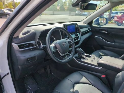 Used 2023 Toyota Highlander XLE FWD image 13