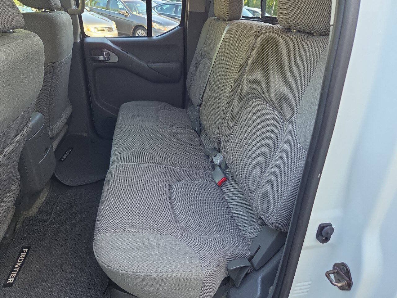 Used 2015 Nissan Frontier SV w/ SV Value Truck Package AWD/4WD image 11