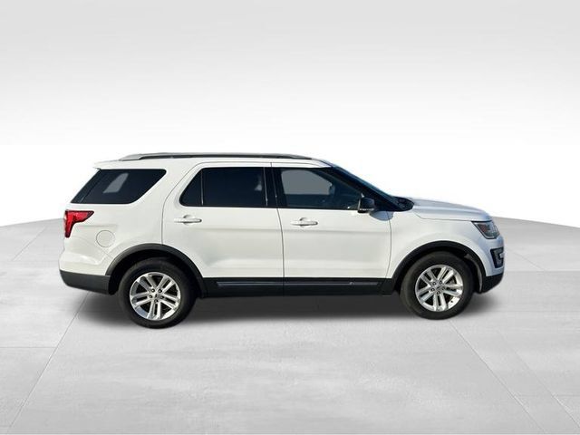 Used 2017 Ford Explorer XLT FWD image 1