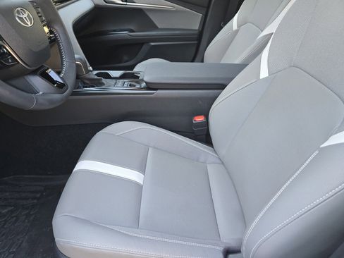 Used 2025 Toyota Camry SE image 11