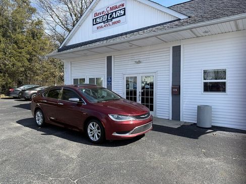 Used 2015 Chrysler 200 Limited w/ Convenience Group image 2