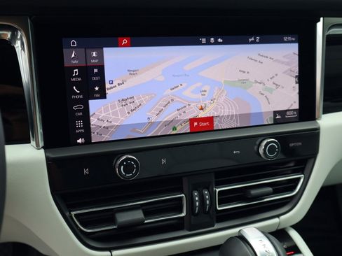 Certified 2026 Porsche Macan AWD/4WD image 18