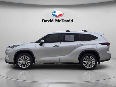 Used 2024 Toyota Highlander Platinum FWD image 2
