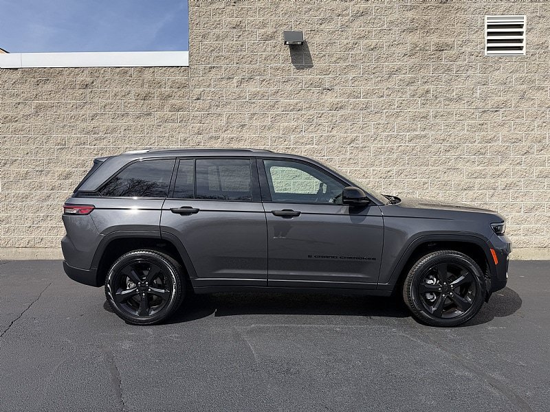 Used 2024 Jeep Grand Cherokee Limited w/ Black Appearance Package AWD/4WD image 2