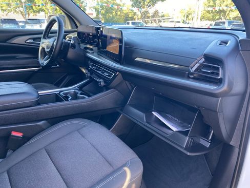 Used 2025 Chevrolet Traverse LT image 23