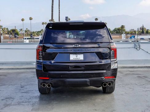 Used 2025 Chevrolet Suburban Z71 AWD/4WD image 8