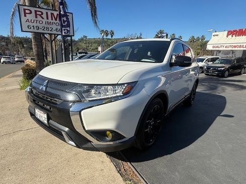 Used 2019 Mitsubishi Outlander SE image 3