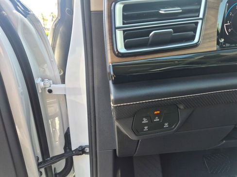 Used 2025 Volkswagen Atlas SE FWD image 14