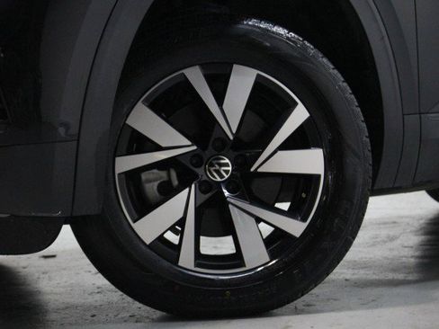 Used 2022 Volkswagen Atlas Cross Sport SE image 3