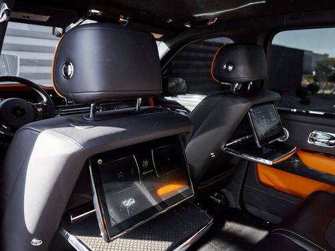 Used 2022 Rolls-Royce Cullinan Black Badge w/ Dark Exterior Package image 40