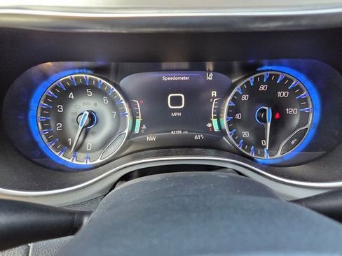 Used 2025 Chrysler Pacifica Limited FWD image 39