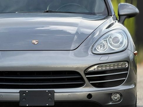 Used 2014 Porsche Cayenne Platinum Edition AWD/4WD image 12