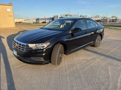 Used 2021 Volkswagen Jetta SE w/ SE Cold Weather Package image 2