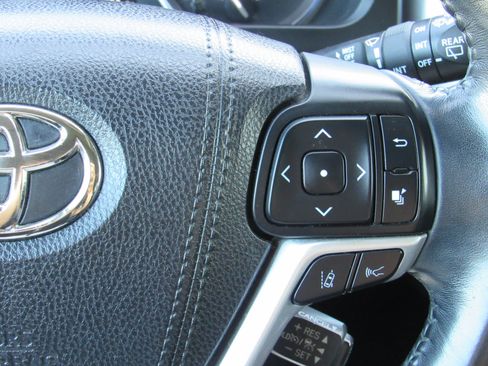 Used 2017 Toyota Highlander XLE w/ Carpet Mat Package AWD/4WD image 21