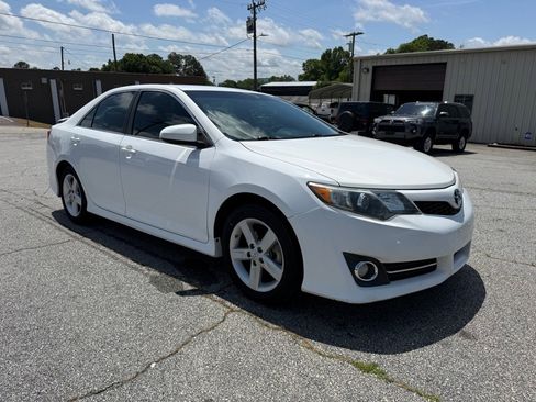 Used 2012 Toyota Camry SE FWD image 3