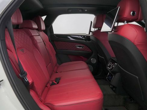 Used 2022 Bentley Bentayga AWD/4WD image 35