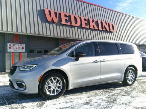 Used 2024 Chrysler Pacifica Touring-L image 1