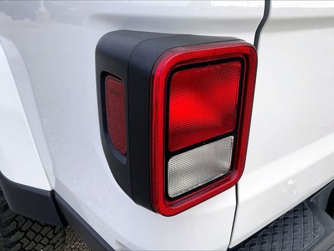 Used 2022 Jeep Gladiator Overland w/ Popular Equipment Package image 26