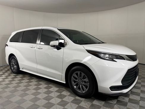 Used 2022 Toyota Sienna LE FWD image 14