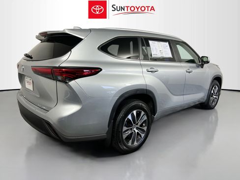 Used 2023 Toyota Highlander XLE image 4