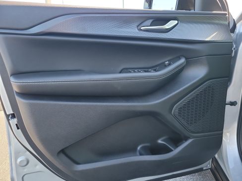 New 2025 Jeep Grand Cherokee Altitude image 12