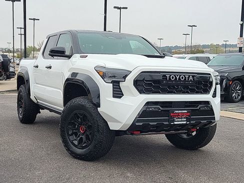 Used 2025 Toyota Tacoma TRD Pro AWD/4WD image 2