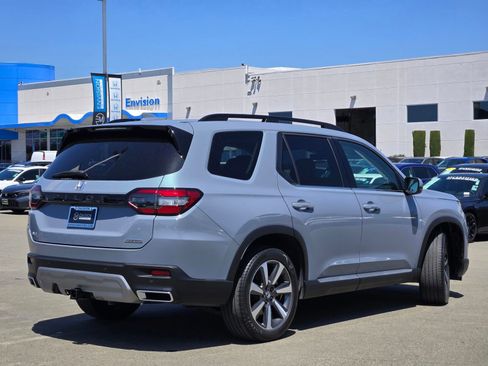 Certified 2024 Honda Pilot Touring image 7