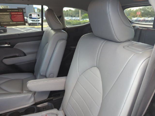 Used 2022 Toyota Highlander XLE FWD image 30