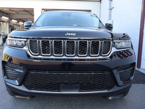 Used 2023 Jeep Grand Cherokee Laredo w/ Luxury Tech Group I AWD/4WD image 2