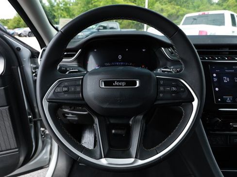 Used 2023 Jeep Grand Cherokee L Laredo RWD image 11