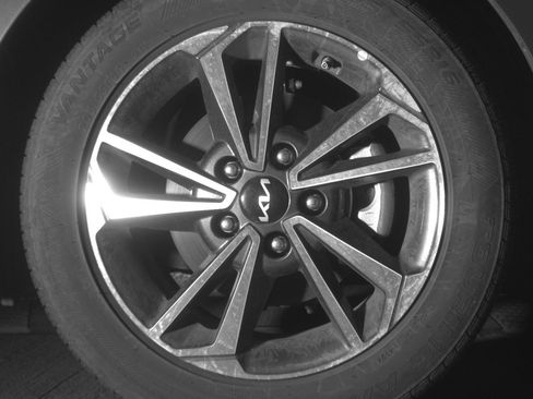 Used 2024 Kia Forte LXS FWD image 13