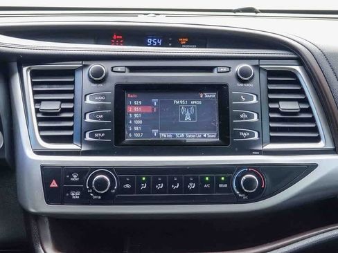 Used 2019 Toyota Highlander LE w/ Carpet Mat Package (TMS) image 12