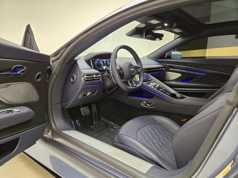 Used 2025 Aston Martin DB12 Coupe RWD image 16